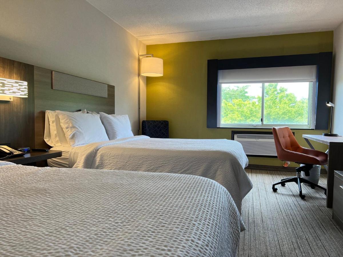 Holiday Inn Express Stony Brook-Long Island By Ihg Centereach Exterior photo