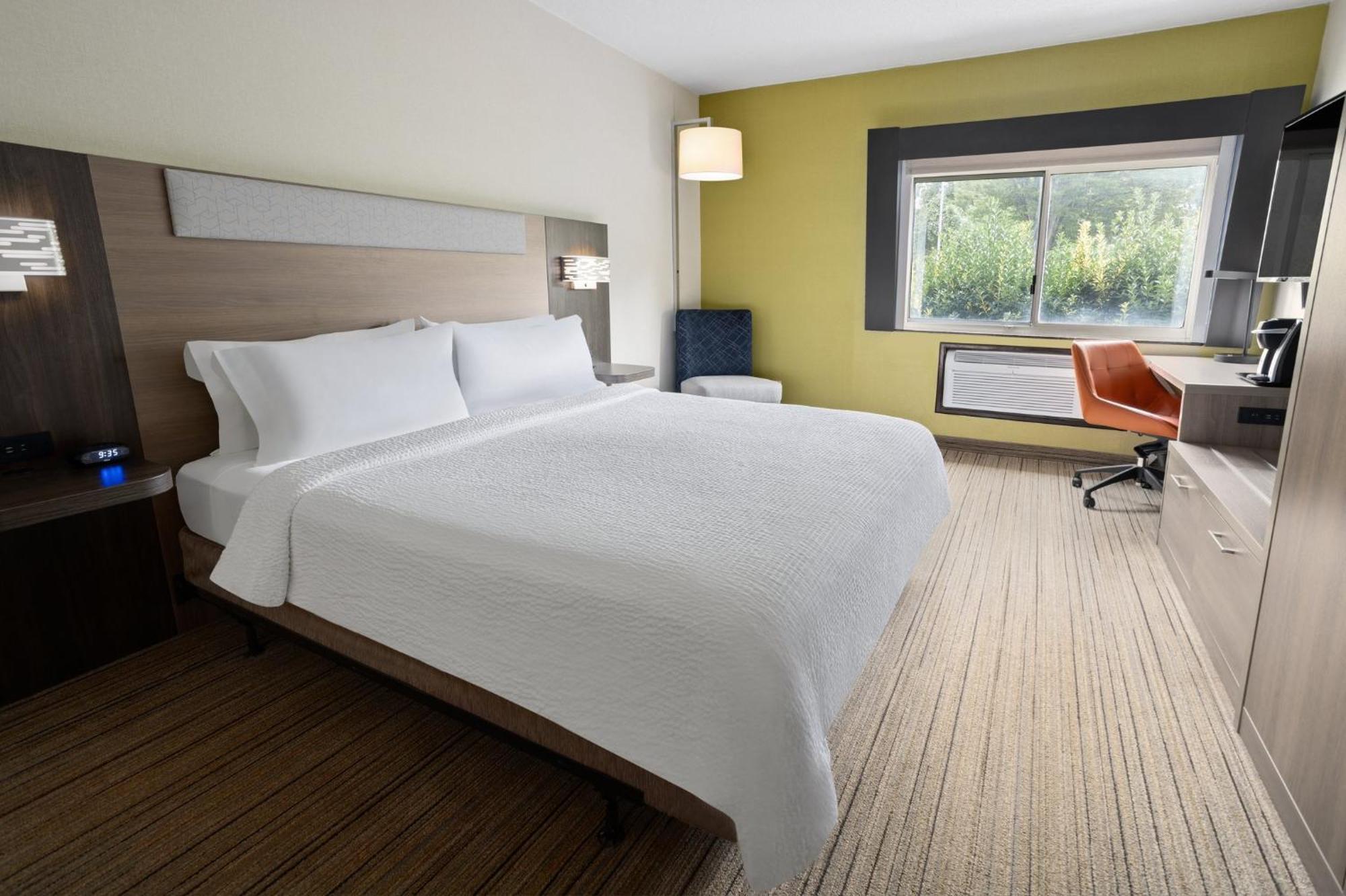 Holiday Inn Express Stony Brook-Long Island By Ihg Centereach Exterior photo