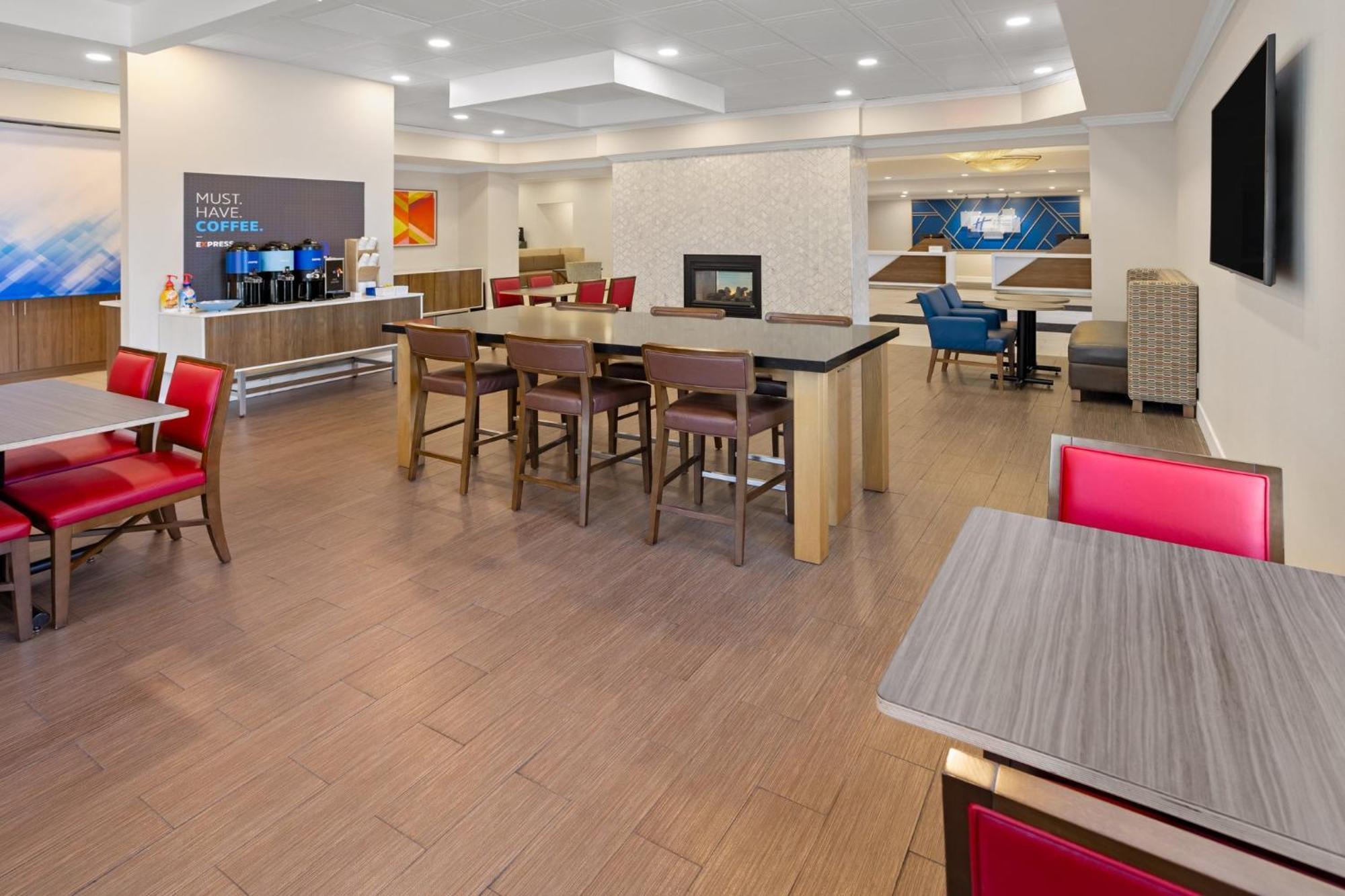 Holiday Inn Express Stony Brook-Long Island By Ihg Centereach Exterior photo