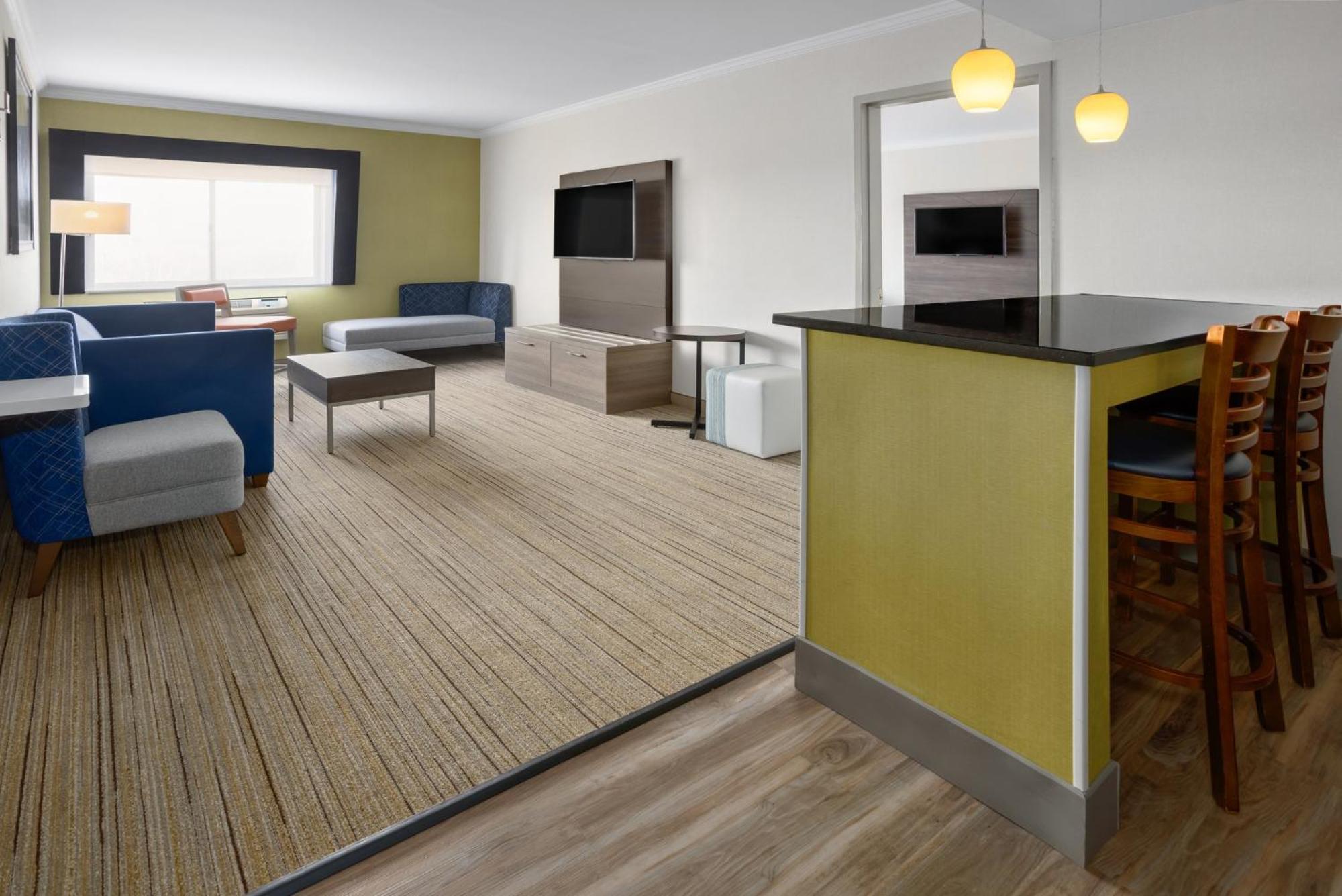 Holiday Inn Express Stony Brook-Long Island By Ihg Centereach Exterior photo