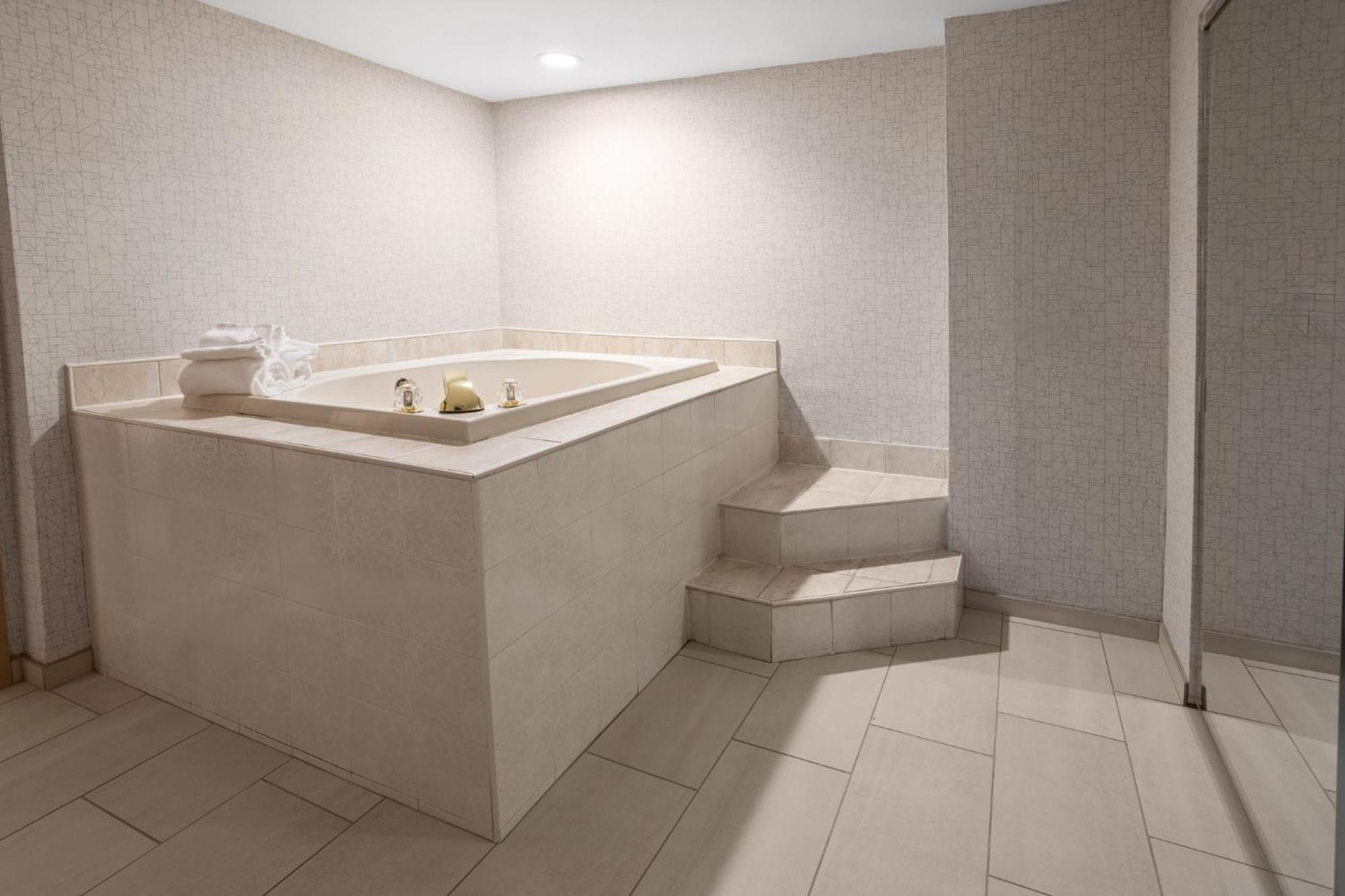 Holiday Inn Express Stony Brook-Long Island By Ihg Centereach Exterior photo