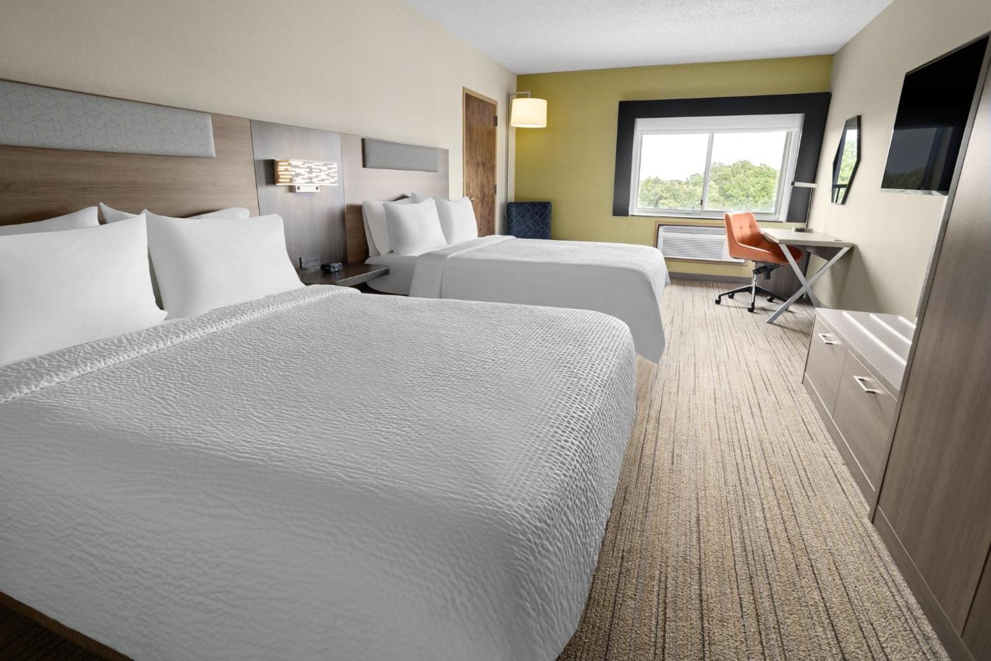 Holiday Inn Express Stony Brook-Long Island By Ihg Centereach Exterior photo