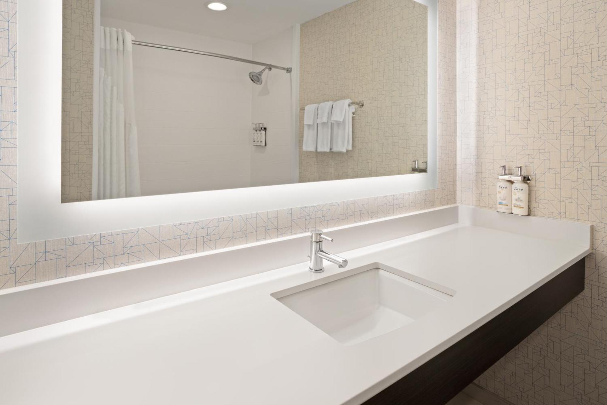 Holiday Inn Express Stony Brook-Long Island By Ihg Centereach Exterior photo
