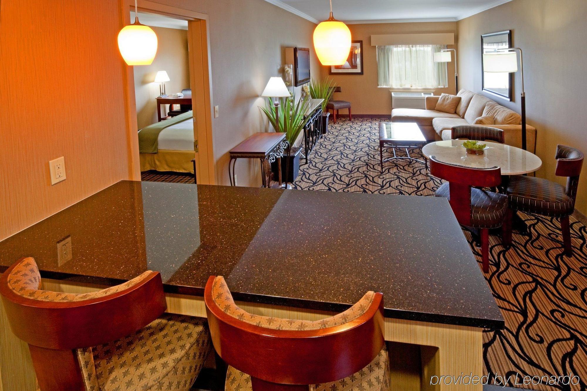 Holiday Inn Express Stony Brook-Long Island By Ihg Centereach Exterior photo