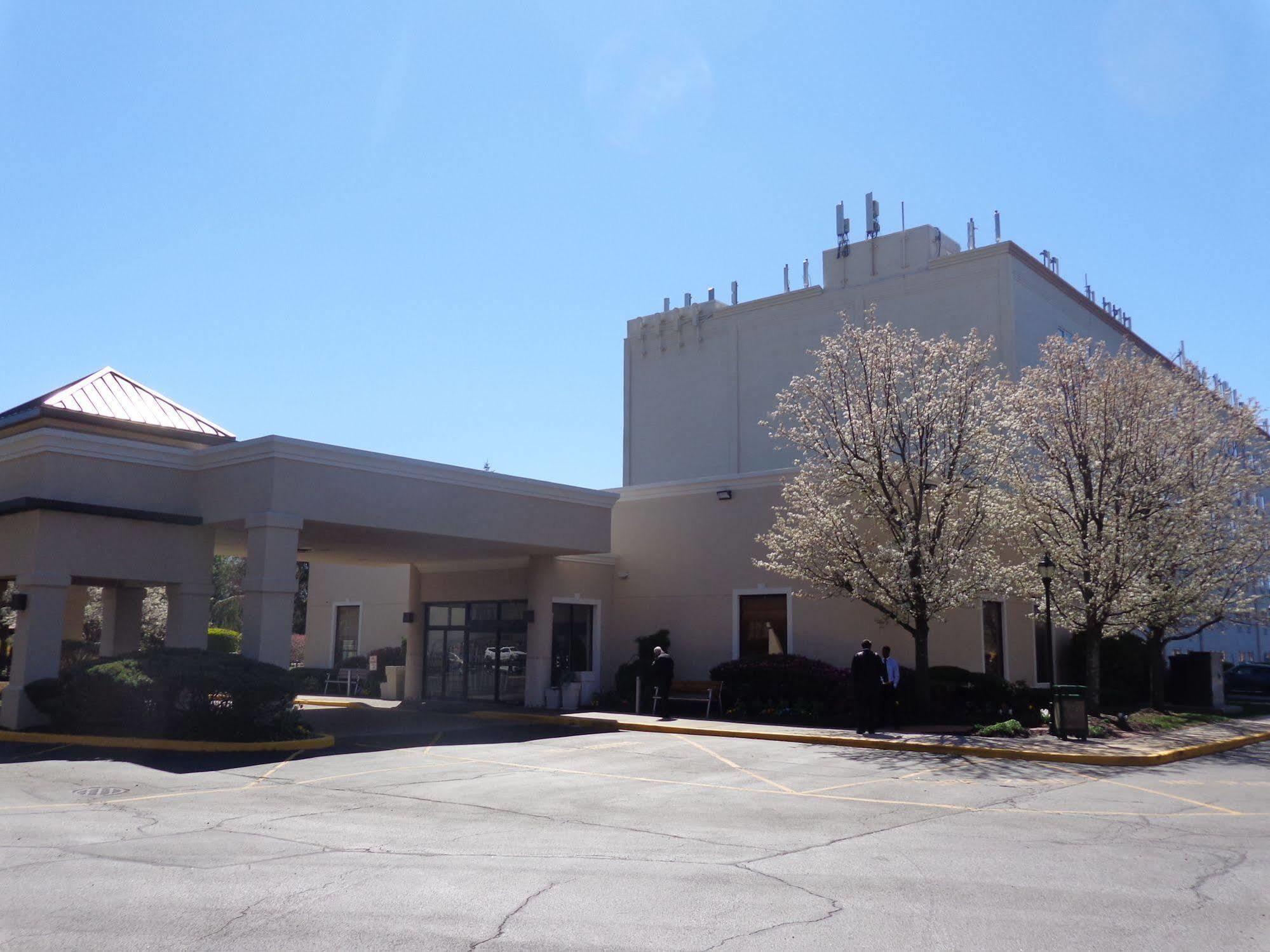 Holiday Inn Express Stony Brook-Long Island By Ihg Centereach Exterior photo