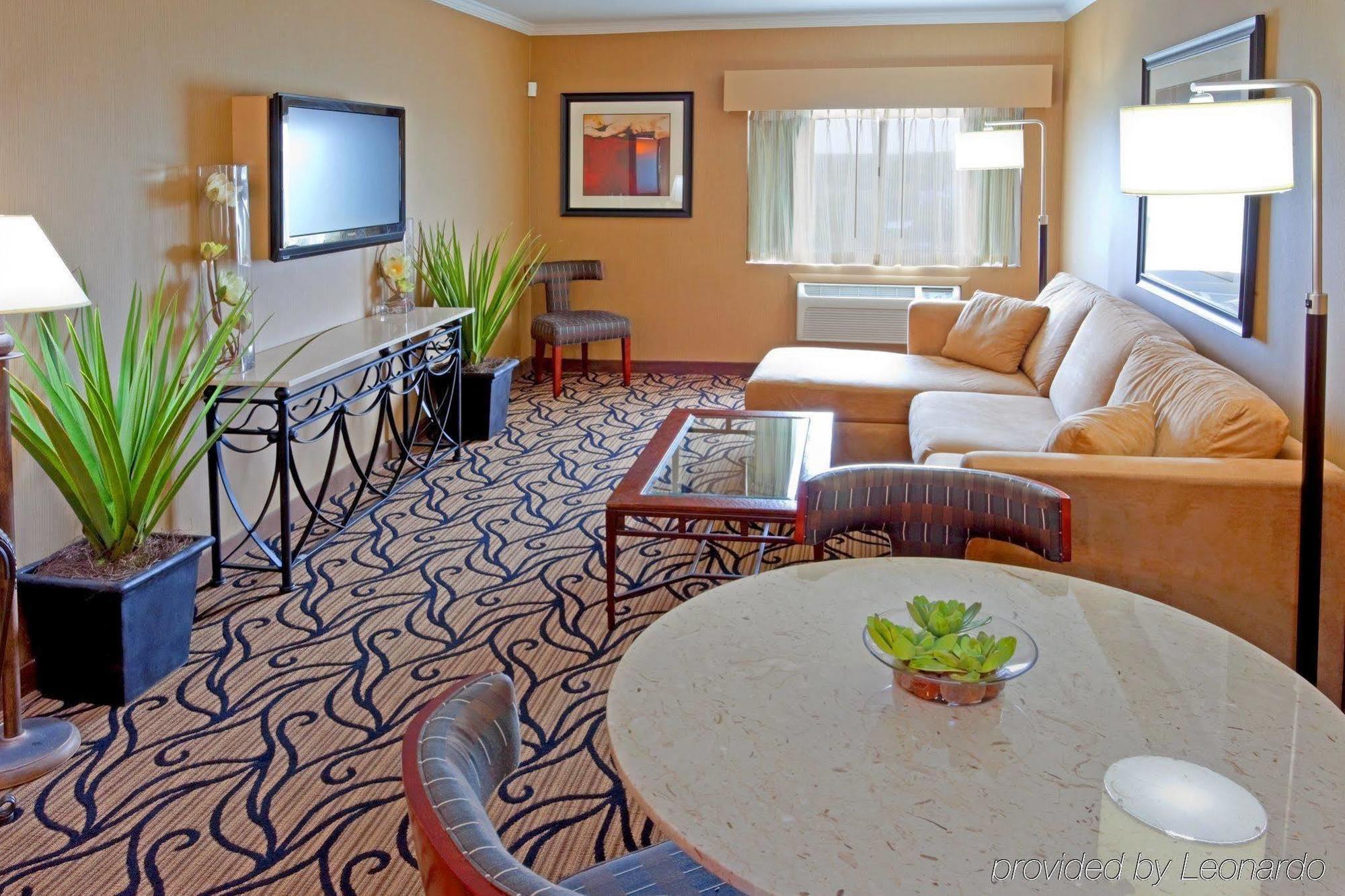 Holiday Inn Express Stony Brook-Long Island By Ihg Centereach Exterior photo