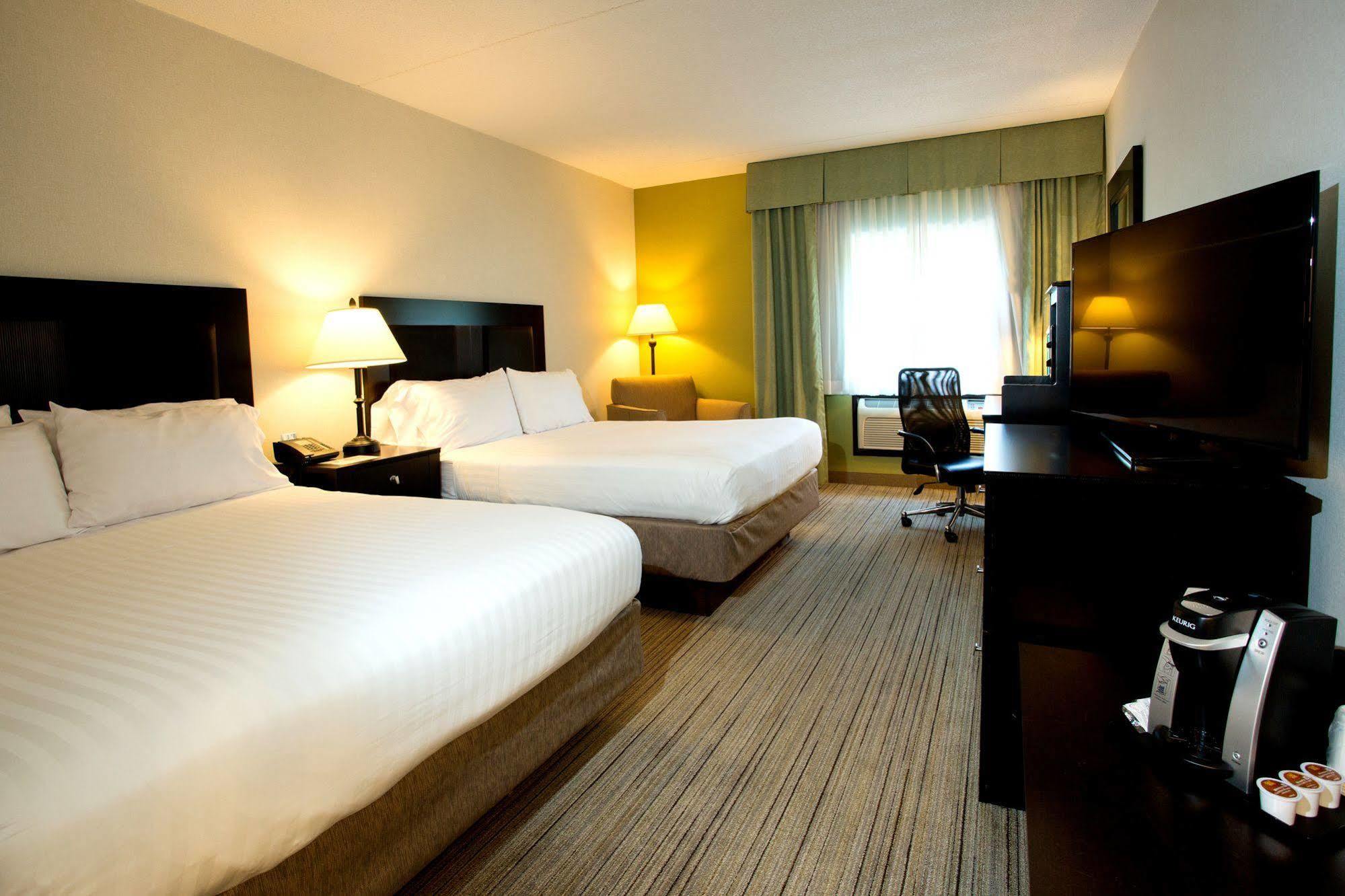 Holiday Inn Express Stony Brook-Long Island By Ihg Centereach Exterior photo