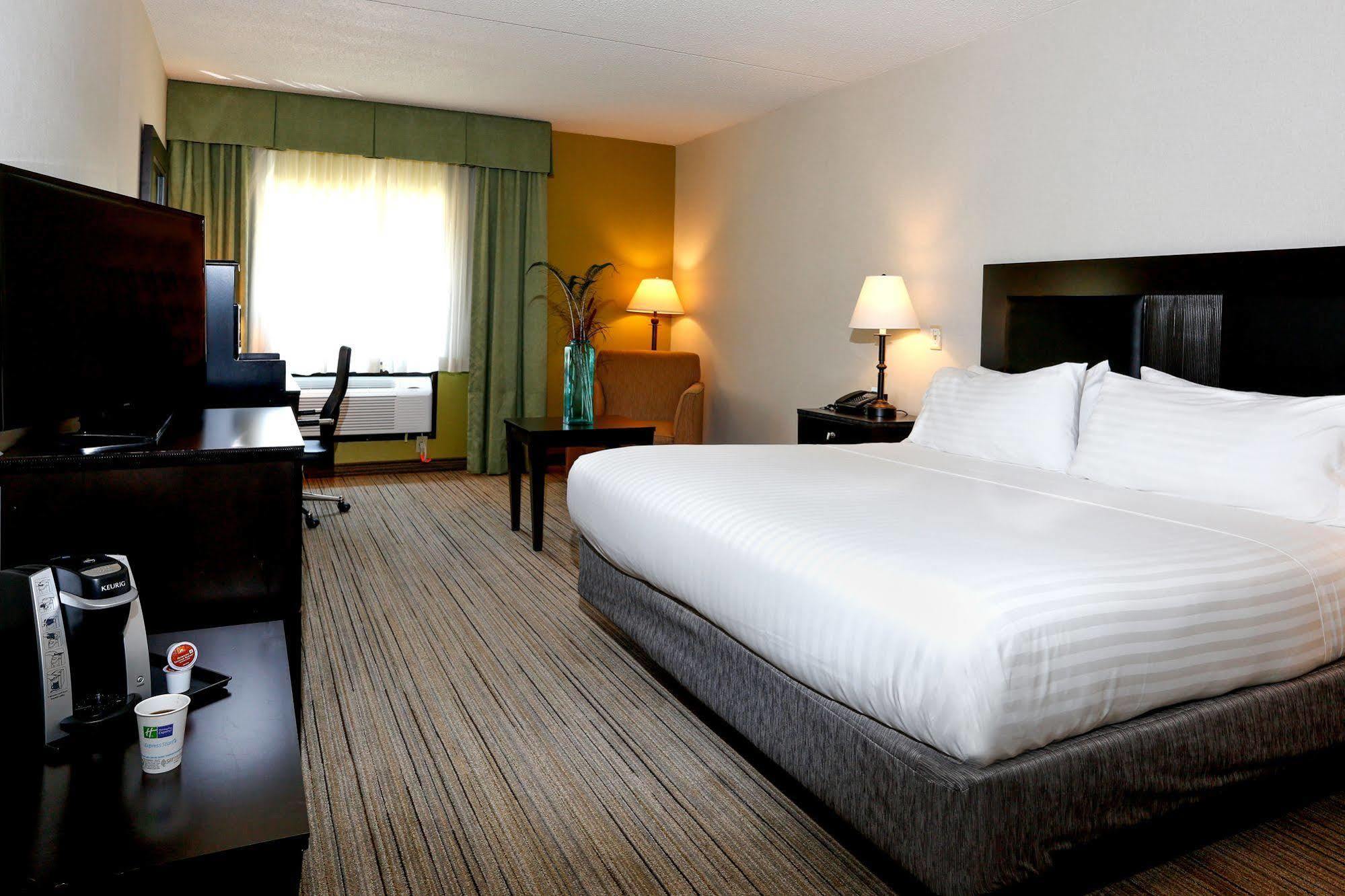Holiday Inn Express Stony Brook-Long Island By Ihg Centereach Exterior photo