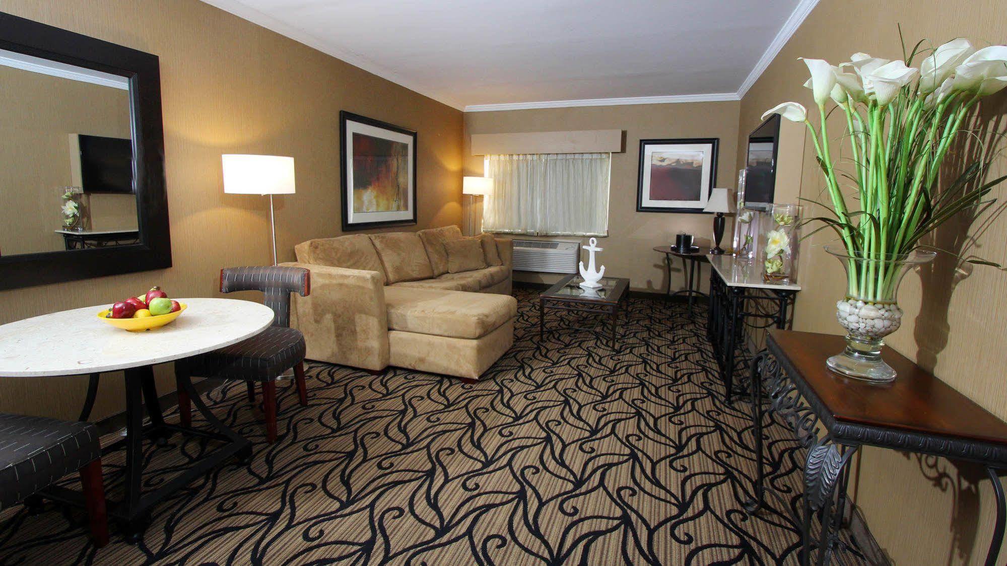 Holiday Inn Express Stony Brook-Long Island By Ihg Centereach Exterior photo