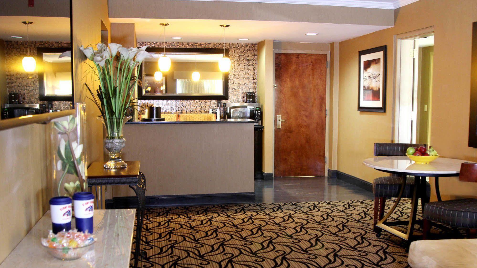 Holiday Inn Express Stony Brook-Long Island By Ihg Centereach Exterior photo